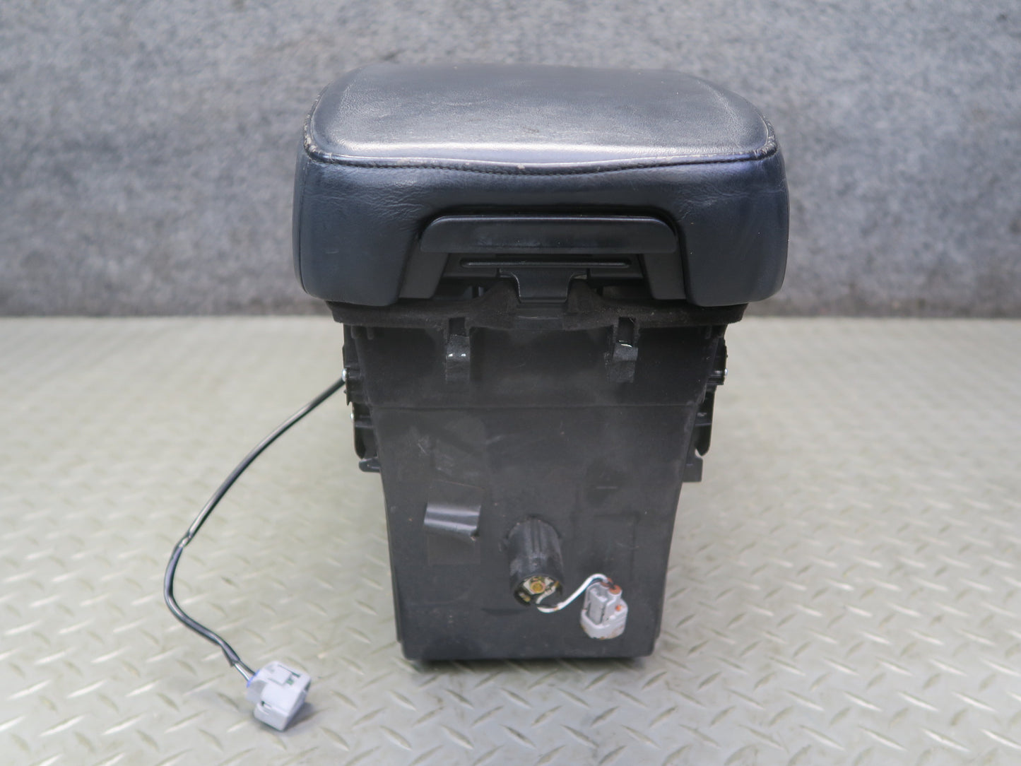 04-06 Lexus UCF30L LS430 Center Console Leather Armrest w Storage & Air Vent OEM