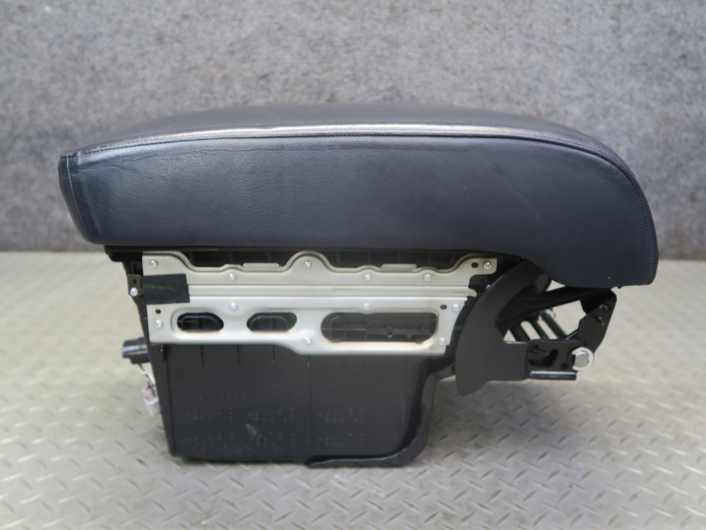 04-06 Lexus UCF30L LS430 Center Console Leather Armrest w Storage & Air Vent OEM