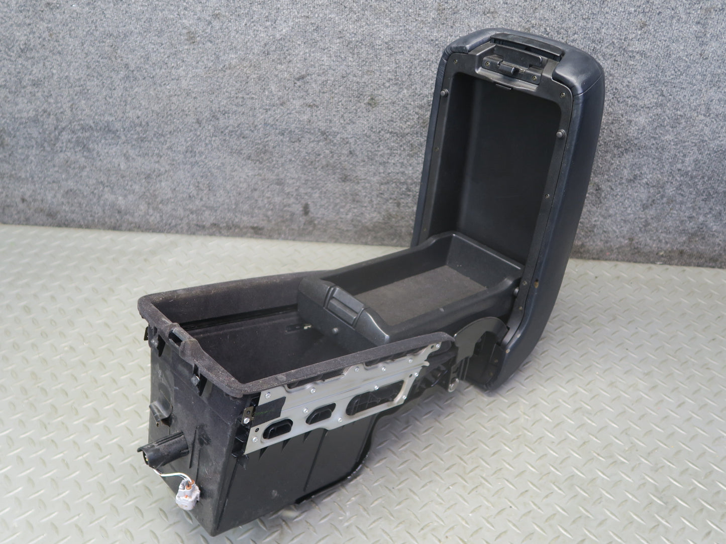 04-06 Lexus UCF30L LS430 Center Console Leather Armrest w Storage & Air Vent OEM