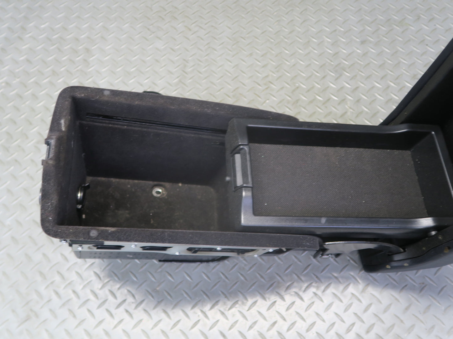 04-06 Lexus UCF30L LS430 Center Console Leather Armrest w Storage & Air Vent OEM