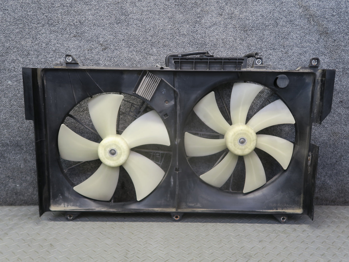 01-06 Lexus UCF30L LS430 Engine Radiator Cooling Motor Fan Shroud w Module OEM