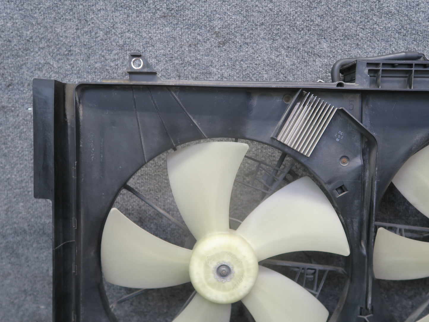 01-06 Lexus UCF30L LS430 Engine Radiator Cooling Motor Fan Shroud w Module OEM