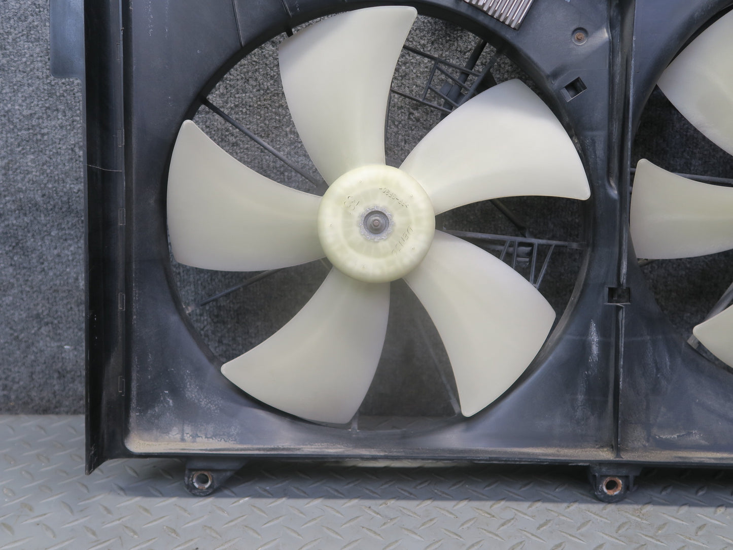 01-06 Lexus UCF30L LS430 Engine Radiator Cooling Motor Fan Shroud w Module OEM
