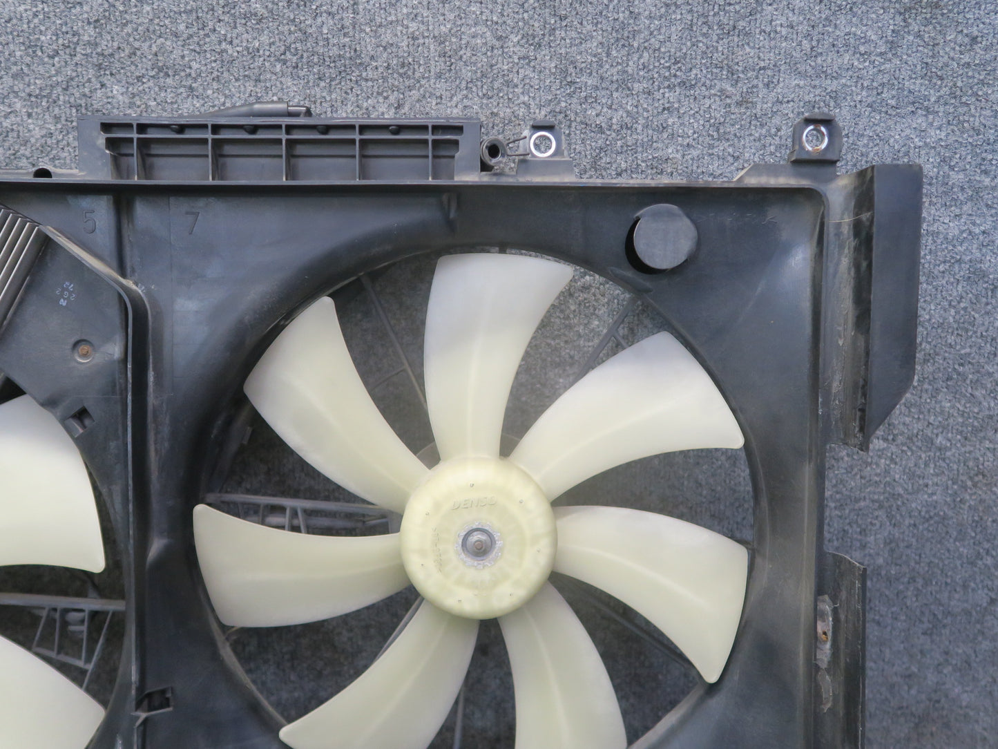 01-06 Lexus UCF30L LS430 Engine Radiator Cooling Motor Fan Shroud w Module OEM