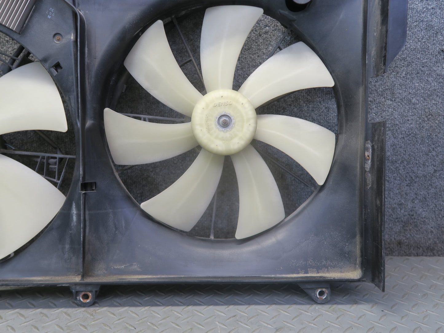 01-06 Lexus UCF30L LS430 Engine Radiator Cooling Motor Fan Shroud w Module OEM
