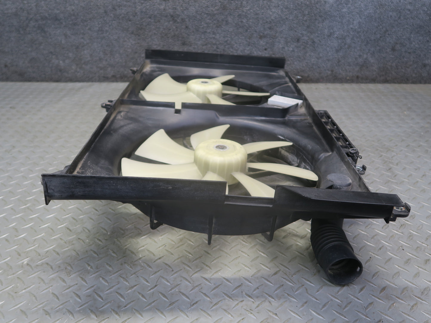 01-06 Lexus UCF30L LS430 Engine Radiator Cooling Motor Fan Shroud w Module OEM