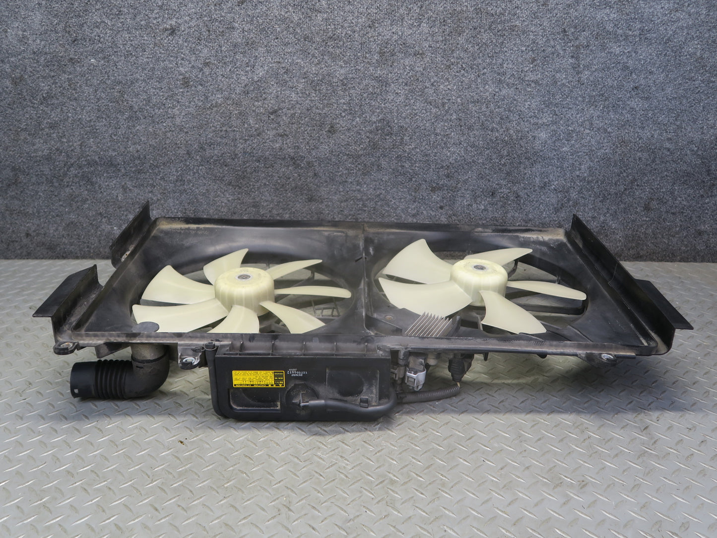 01-06 Lexus UCF30L LS430 Engine Radiator Cooling Motor Fan Shroud w Module OEM