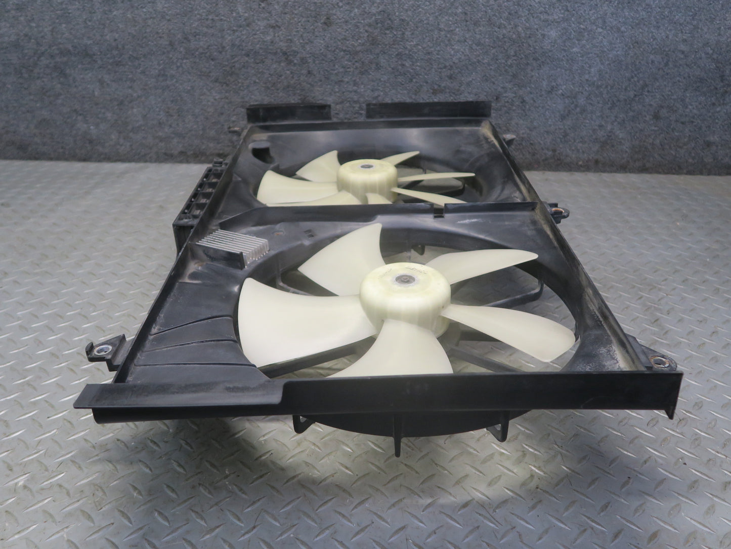01-06 Lexus UCF30L LS430 Engine Radiator Cooling Motor Fan Shroud w Module OEM