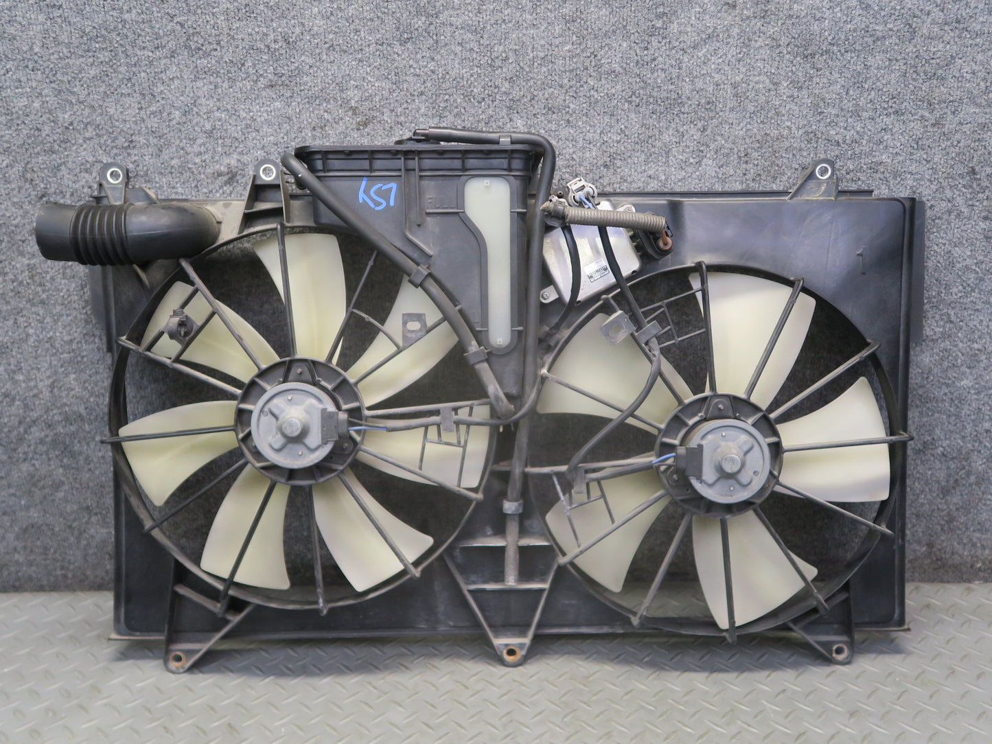 01-06 Lexus UCF30L LS430 Engine Radiator Cooling Motor Fan Shroud w Module OEM