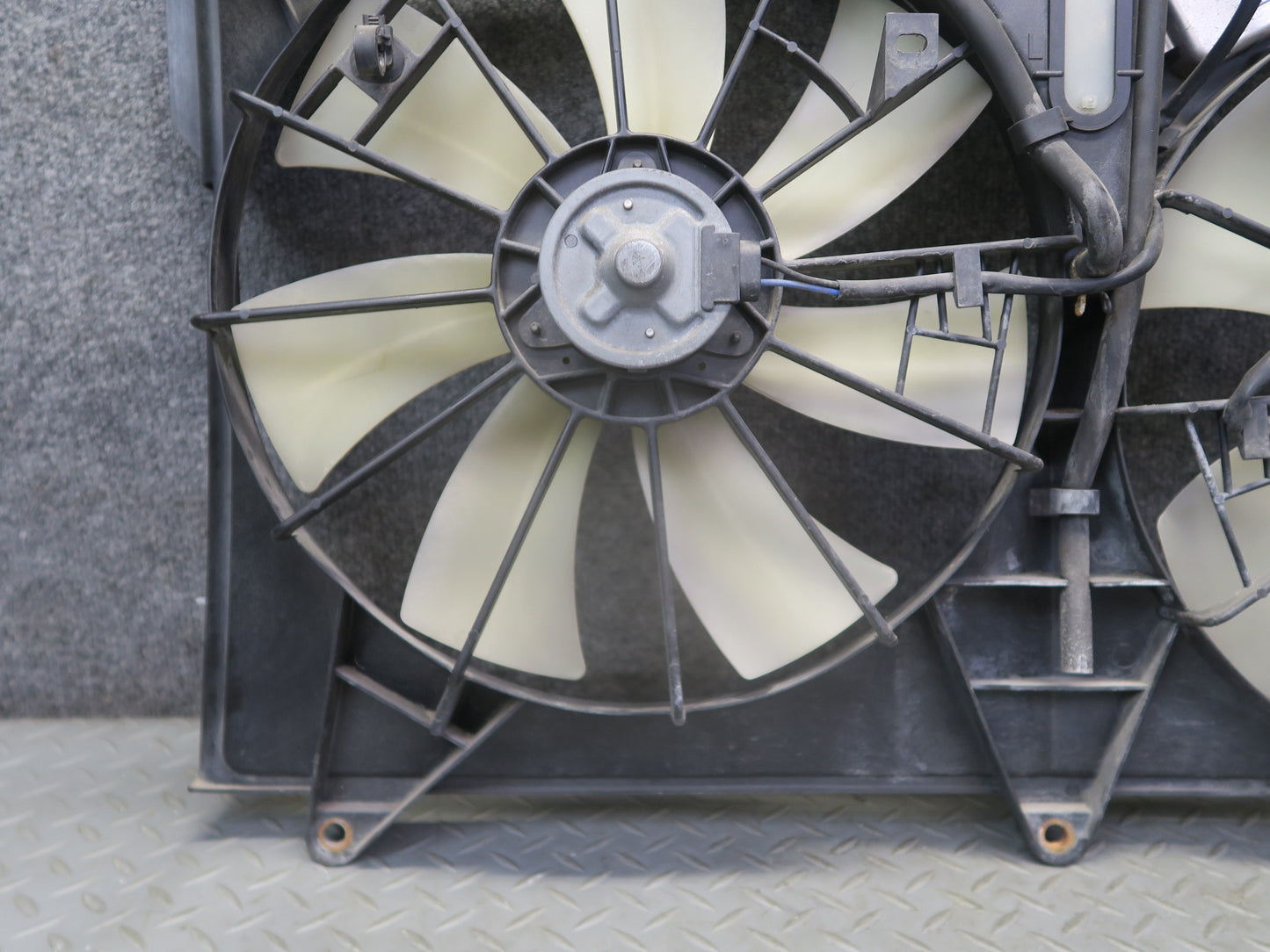 01-06 Lexus UCF30L LS430 Engine Radiator Cooling Motor Fan Shroud w Module OEM