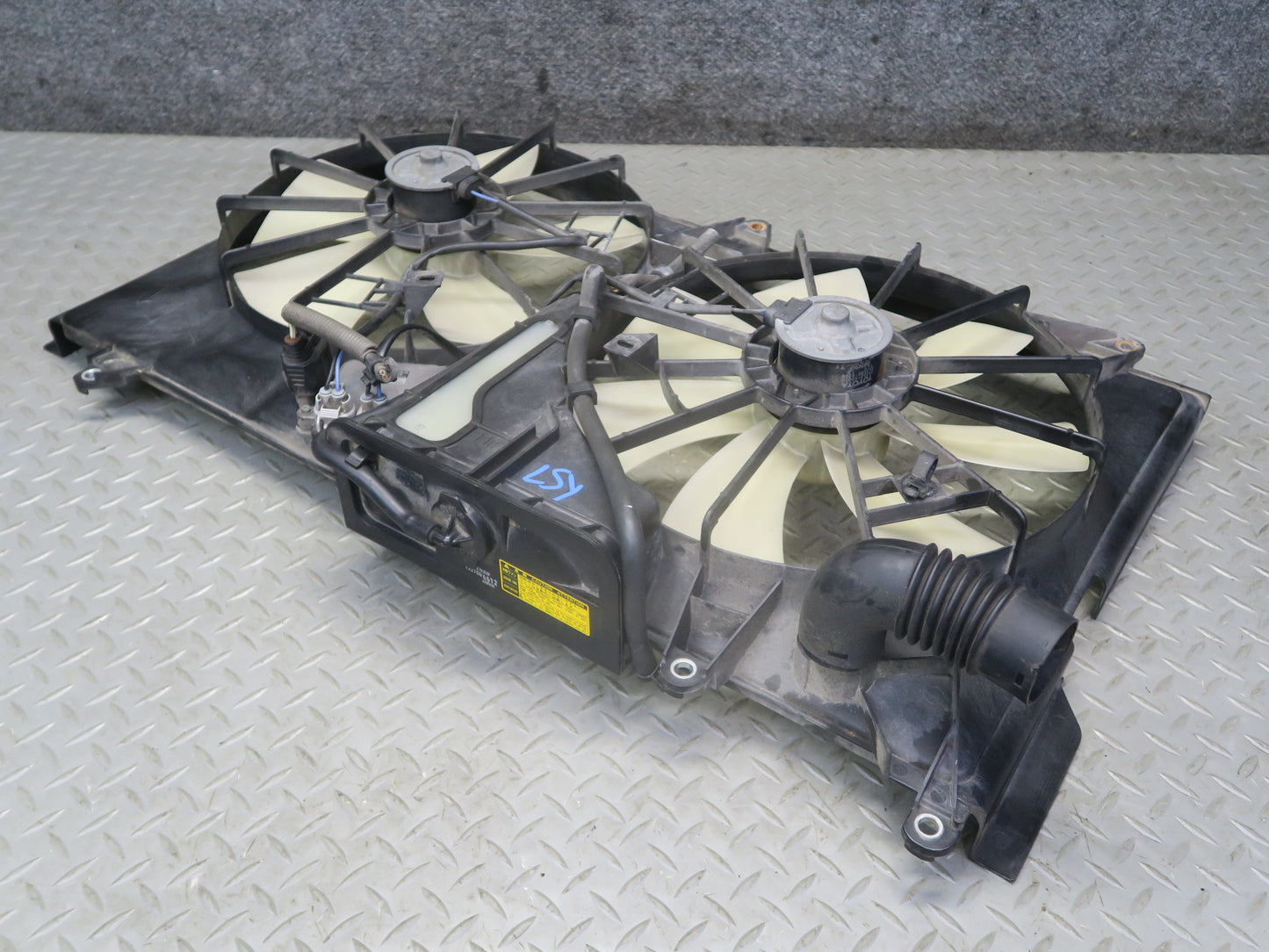 01-06 Lexus UCF30L LS430 Engine Radiator Cooling Motor Fan Shroud w Module OEM