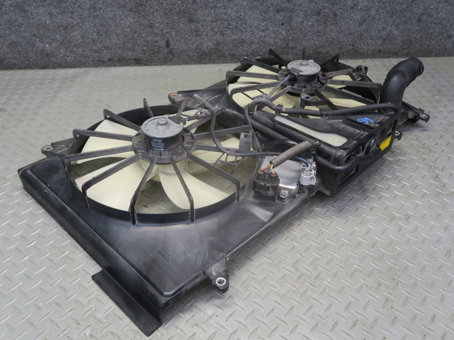 01-06 Lexus UCF30L LS430 Engine Radiator Cooling Motor Fan Shroud w Module OEM