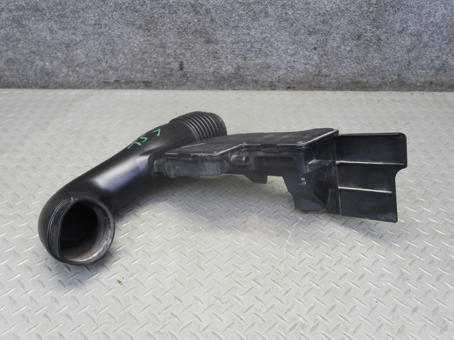 04-06 Lexus UCF30L LS430 Air Intake Cleaner Pipe Hose Resonator 17875-50290 OEM