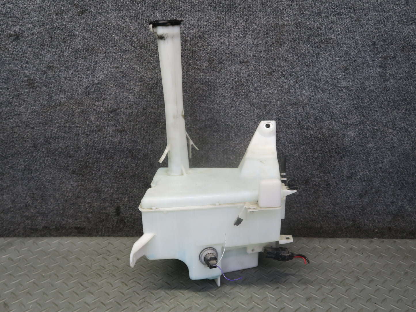 01-06 Lexus UCF30L LS430 Windshield Washer Reservoir Bottle Tank w Pump OEM