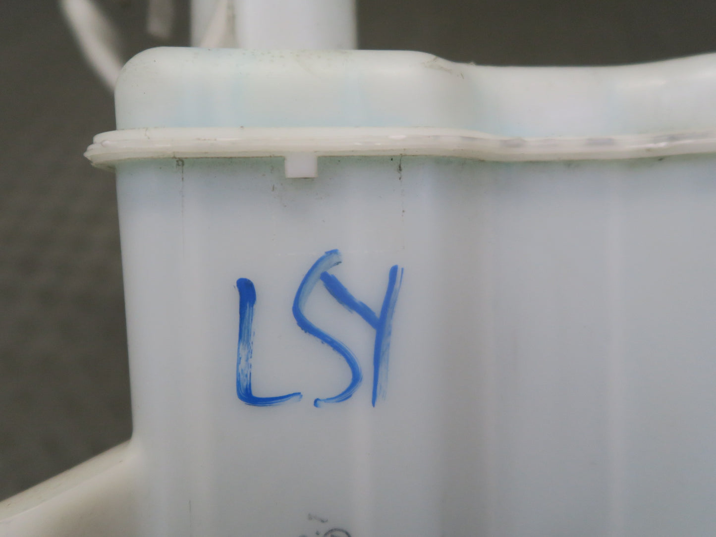 01-06 Lexus UCF30L LS430 Windshield Washer Reservoir Bottle Tank w Pump OEM