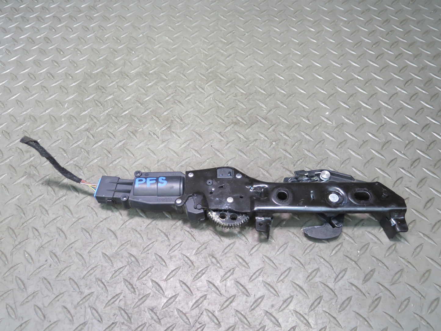 10-17 Audi A5 S5 RS5 Convertible TOP Stowage Compartment Latch 8F0825823G OEM
