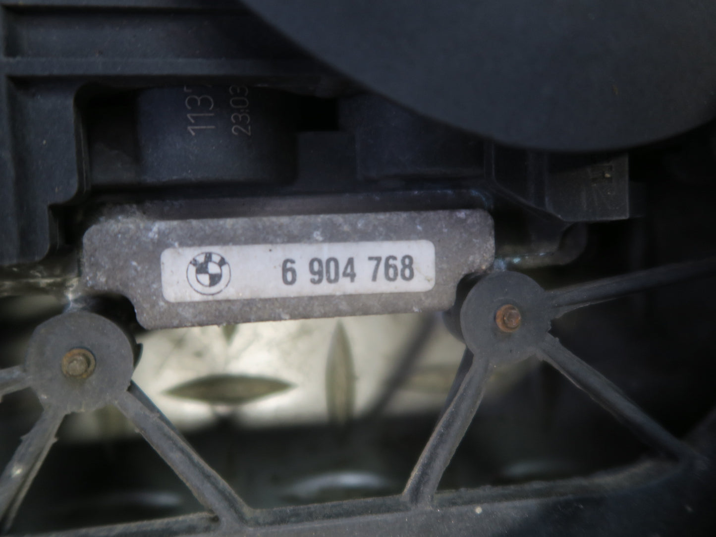 01-06 BMW E46 330i 330ci M54 A/T Engine Cooling Fan Motor Shroud 6905076 OEM