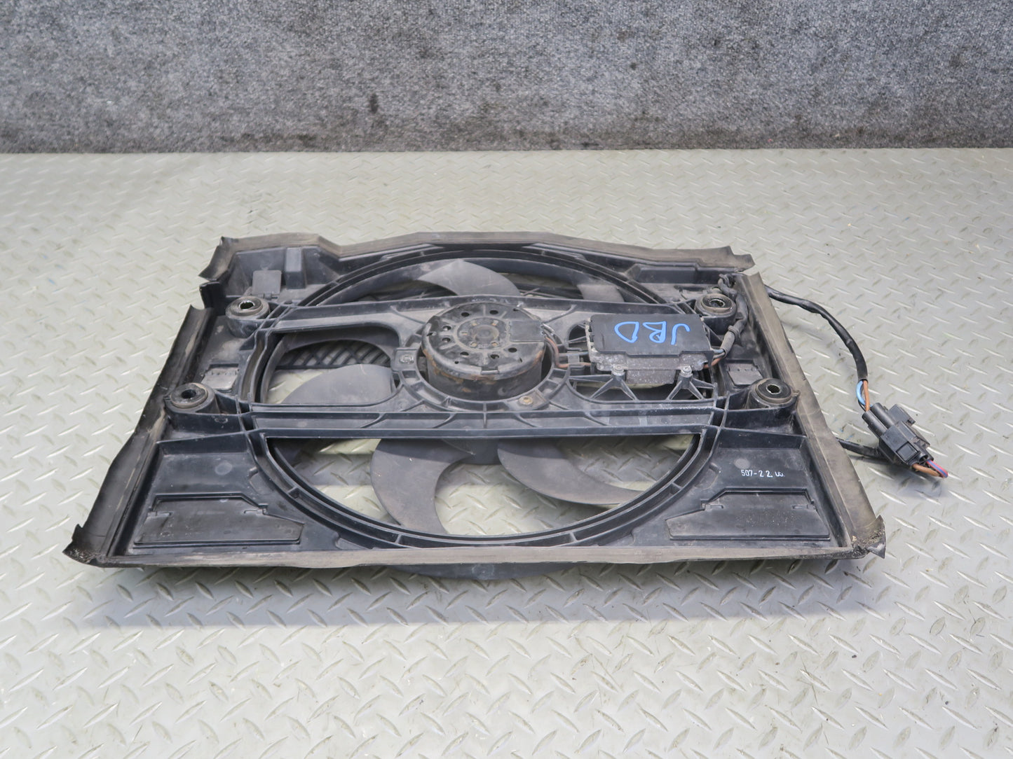 01-06 BMW E46 330i 330ci M54 A/T Engine Cooling Fan Motor Shroud 6905076 OEM