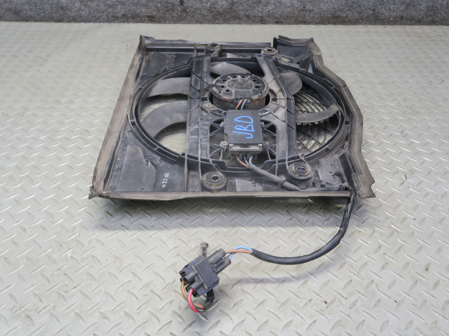 01-06 BMW E46 330i 330ci M54 A/T Engine Cooling Fan Motor Shroud 6905076 OEM