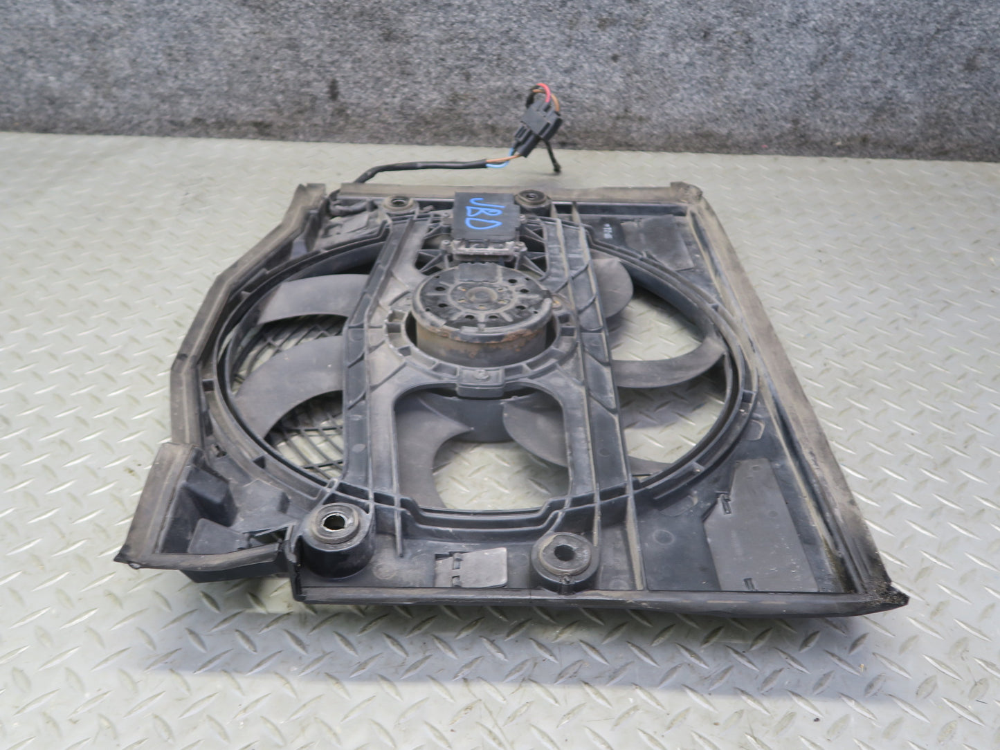 01-06 BMW E46 330i 330ci M54 A/T Engine Cooling Fan Motor Shroud 6905076 OEM