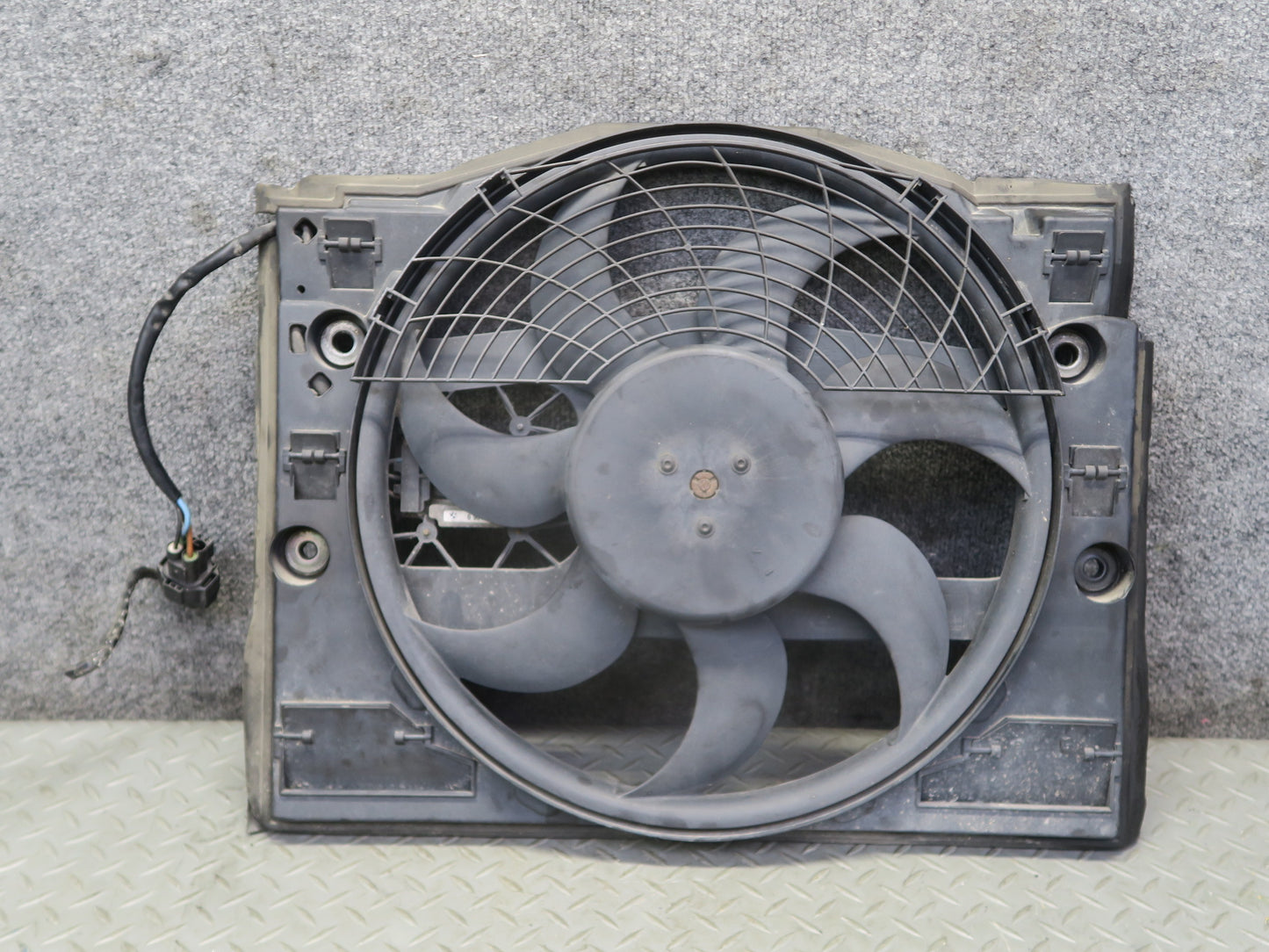 01-06 BMW E46 330i 330ci M54 A/T Engine Cooling Fan Motor Shroud 6905076 OEM