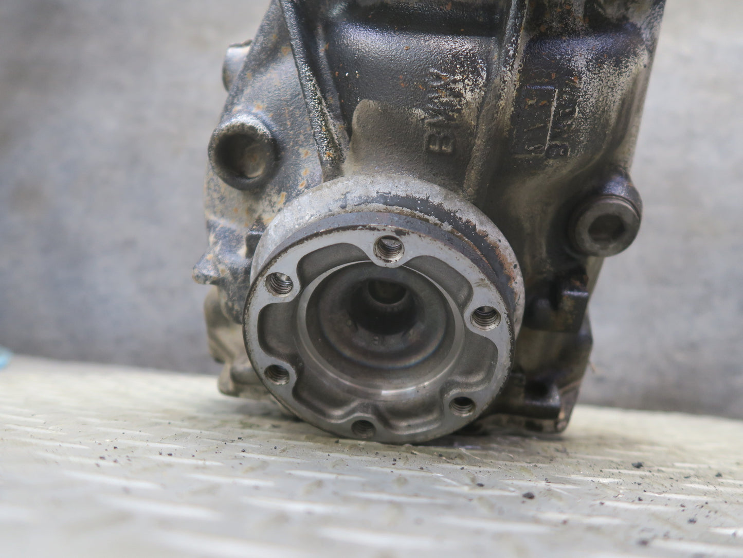 01-06 BMW E46 330i 330Ci A/T Rear Differential Carrier 3.38 Ratio 7505393 OEM