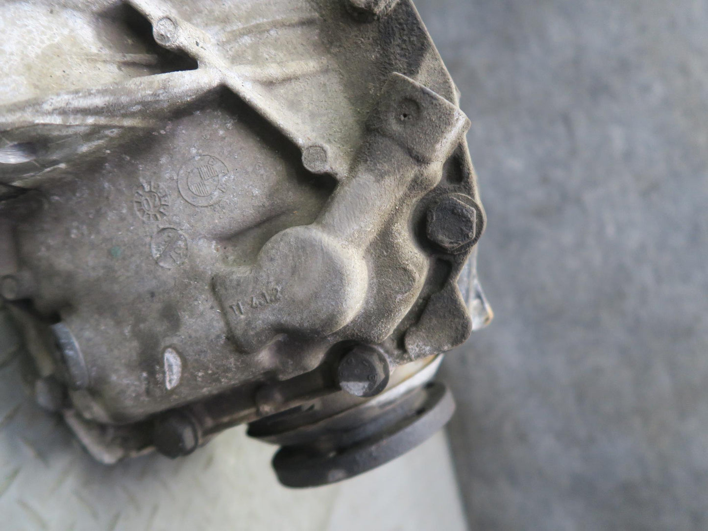 01-06 BMW E46 330i 330Ci A/T Rear Differential Carrier 3.38 Ratio 7505393 OEM
