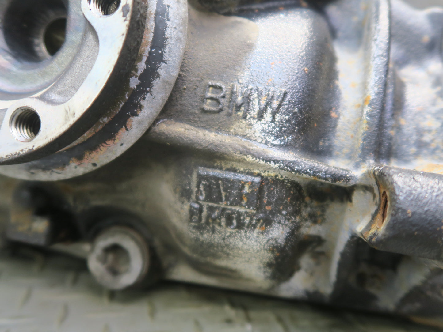 01-06 BMW E46 330i 330Ci A/T Rear Differential Carrier 3.38 Ratio 7505393 OEM