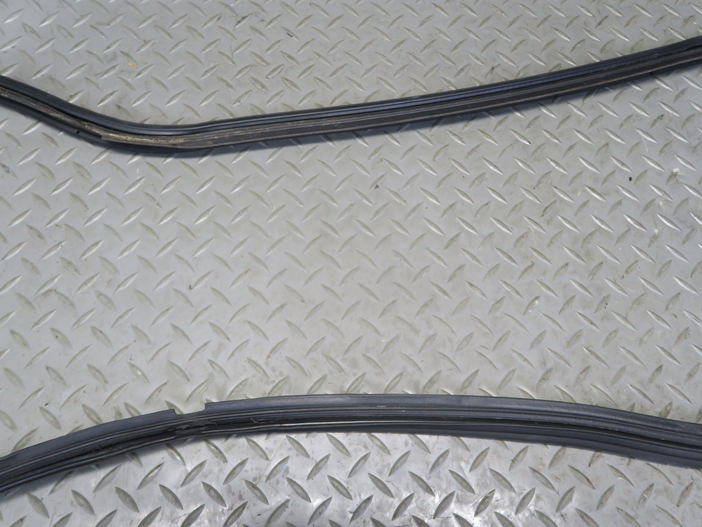 01-06 Lexus UCF30L LS430 Rear Trunk Lid Weatherstrip Rubber Seal OEM
