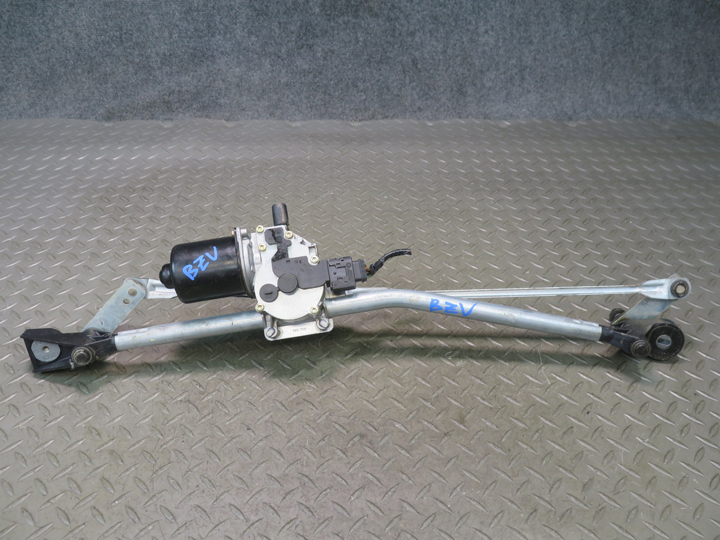 03-08 BMW E85 Z4 Front Windshield Wiper Transmission Linkage w Motor OEM