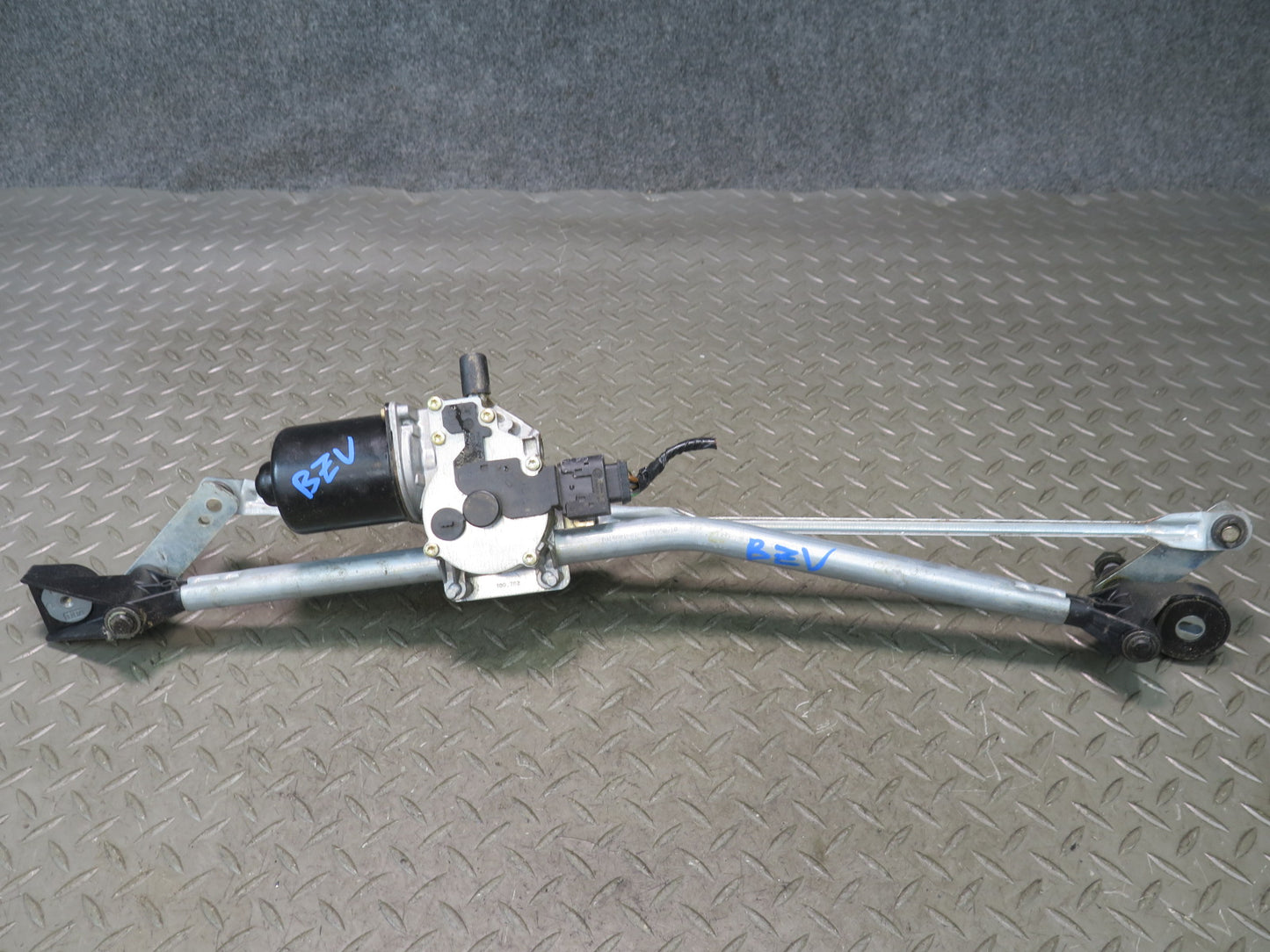 03-08 BMW E85 Z4 Front Windshield Wiper Transmission Linkage w Motor OEM