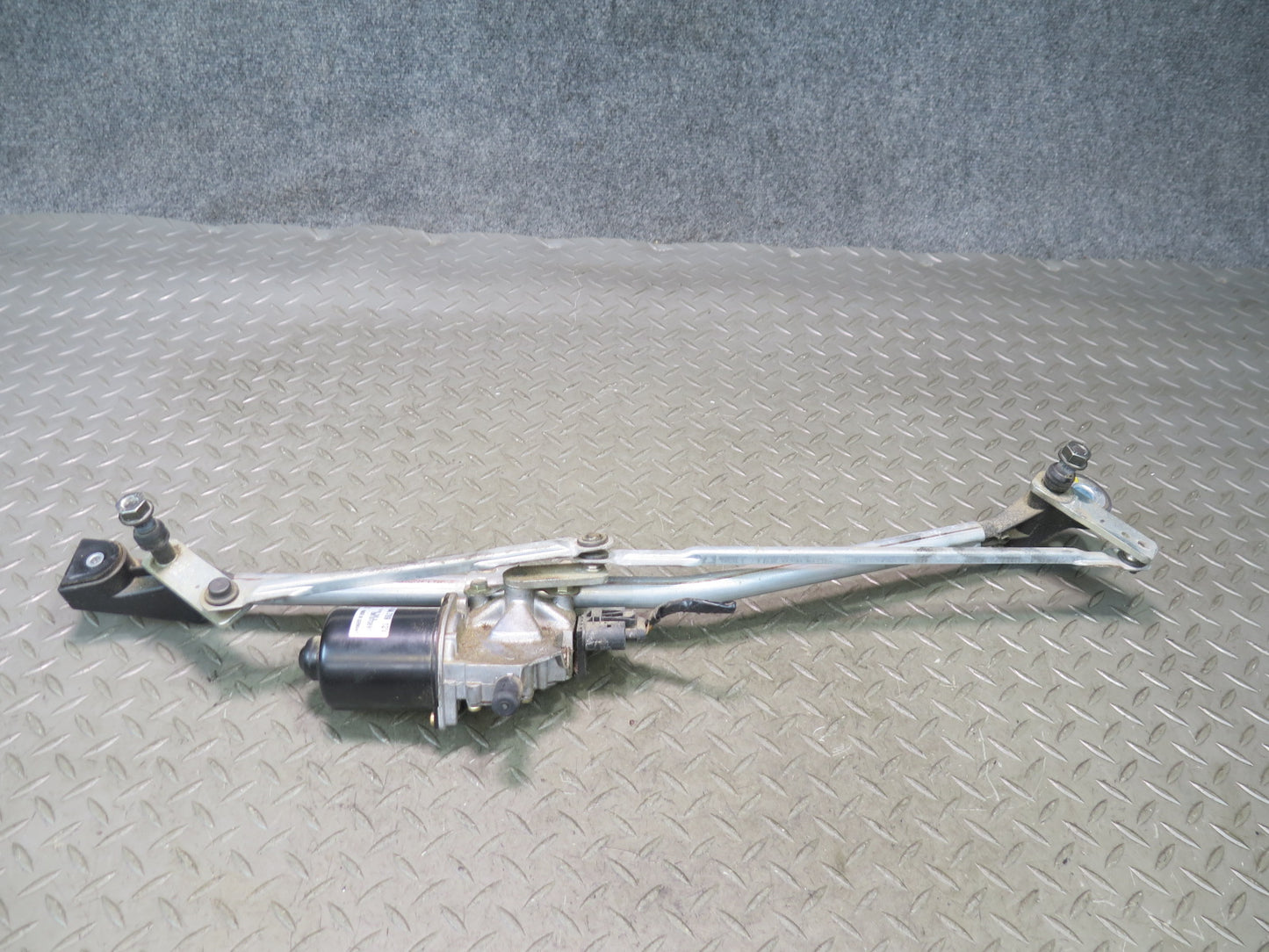 03-08 BMW E85 Z4 Front Windshield Wiper Transmission Linkage w Motor OEM
