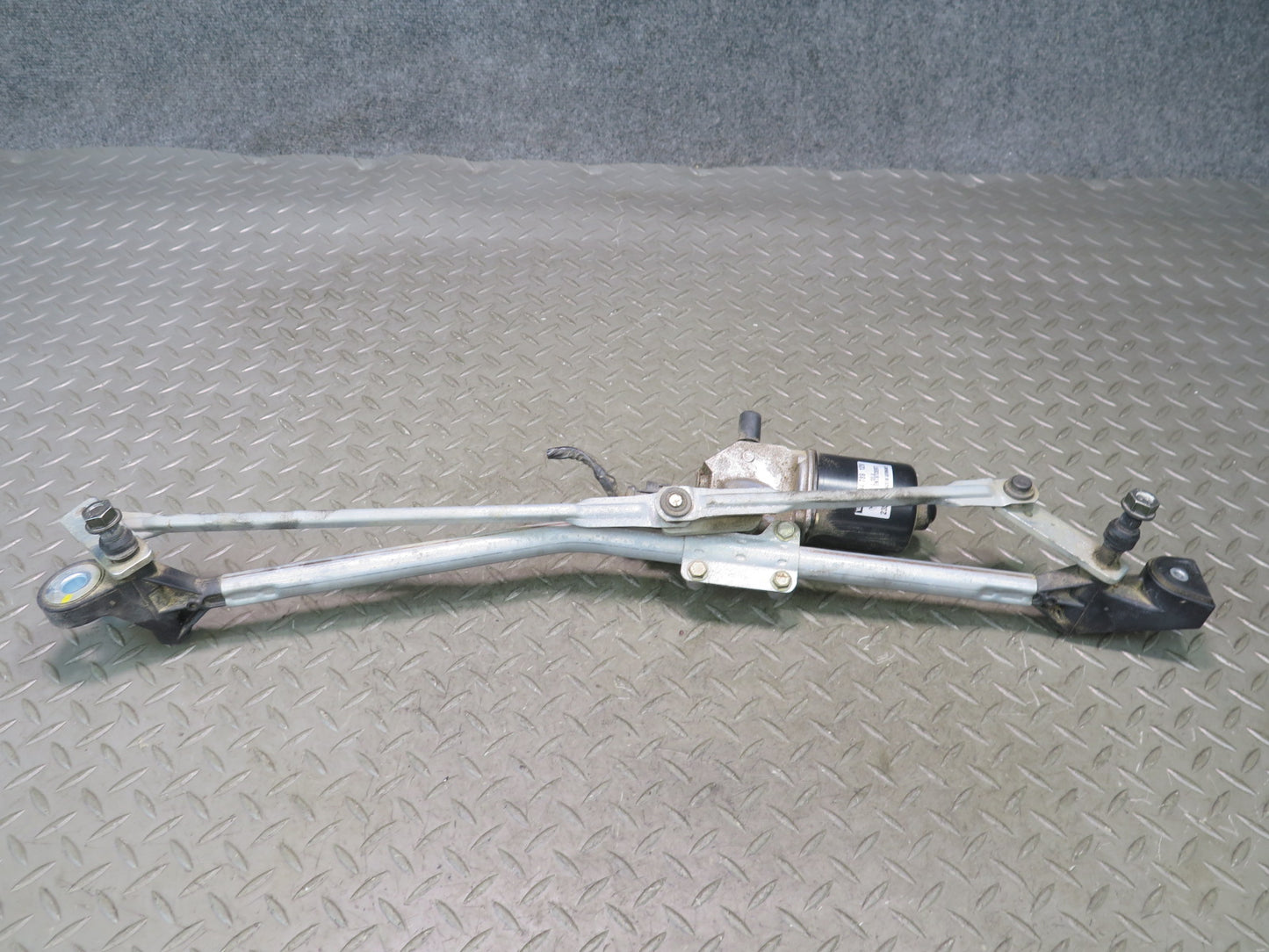 03-08 BMW E85 Z4 Front Windshield Wiper Transmission Linkage w Motor OEM