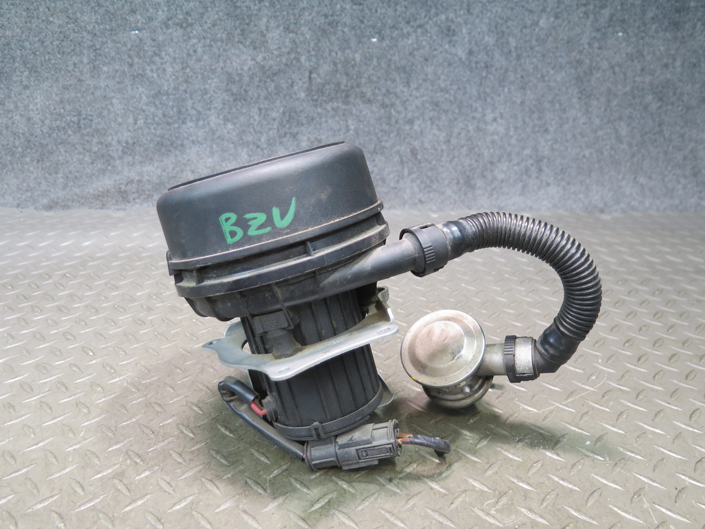 03-05 BMW E85 Z4 Secondary Air Injection Smog Pump Motor w EGR Valve OEM