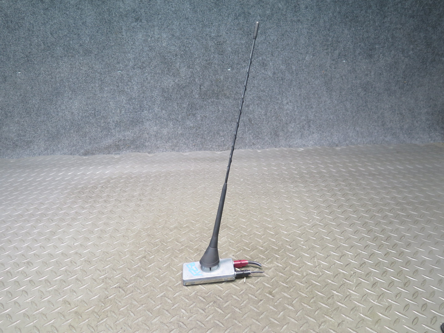 03-08 BMW E85 Z4 AM FM Radio Antenna w Amplifier Receiver Module 6913896 OEM