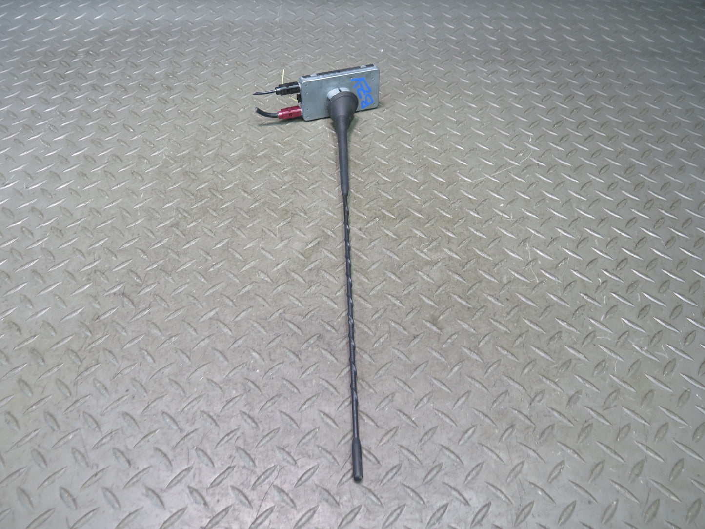 03-08 BMW E85 Z4 AM FM Radio Antenna w Amplifier Receiver Module 6913896 OEM