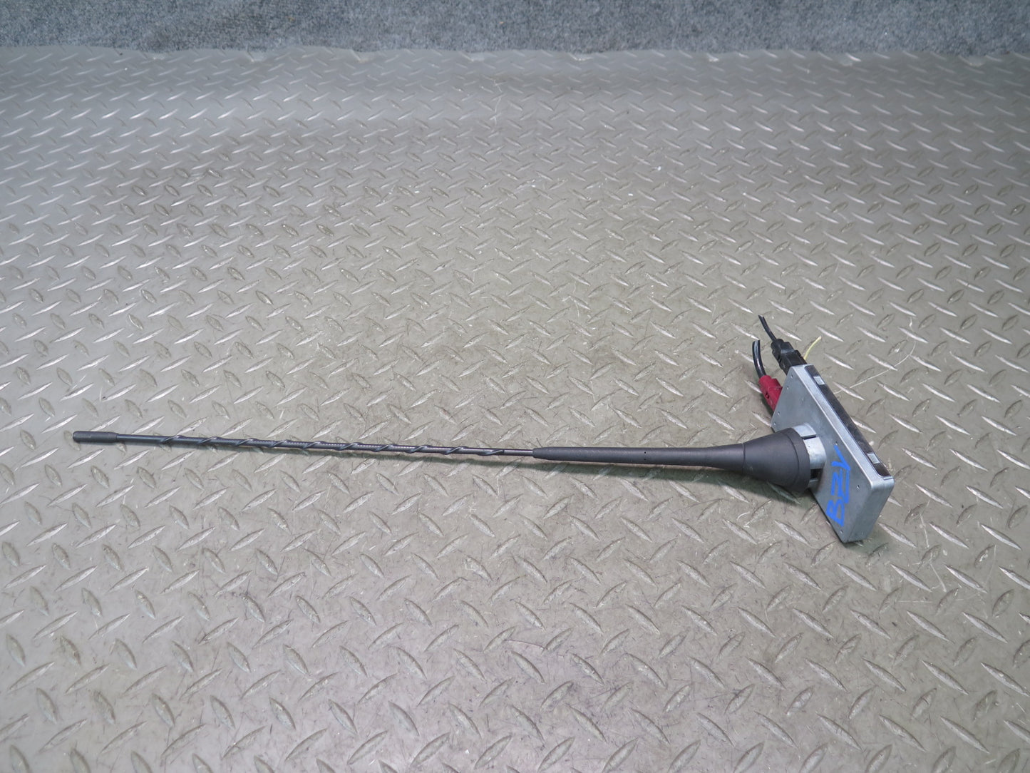 03-08 BMW E85 Z4 AM FM Radio Antenna w Amplifier Receiver Module 6913896 OEM