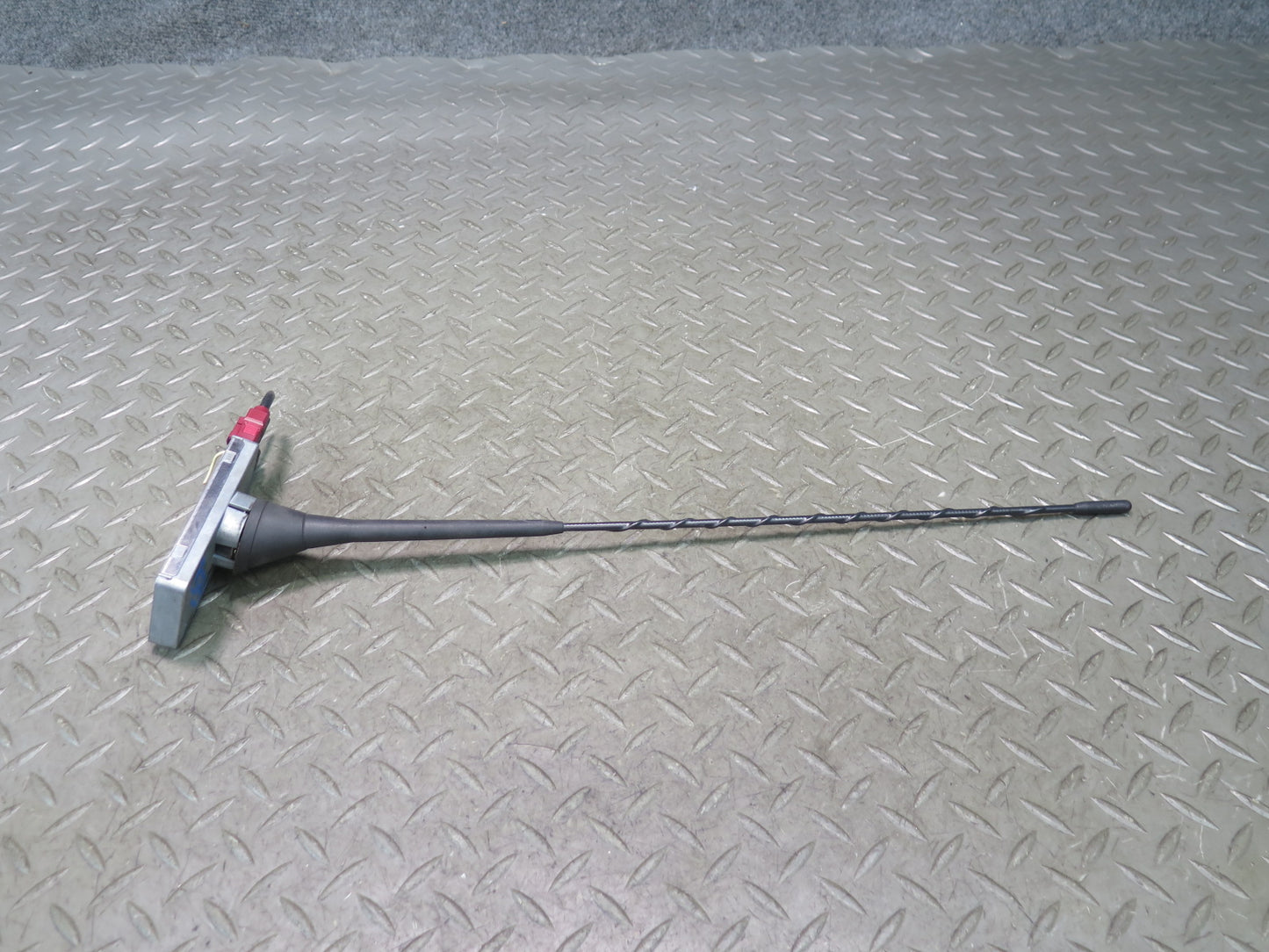 03-08 BMW E85 Z4 AM FM Radio Antenna w Amplifier Receiver Module 6913896 OEM