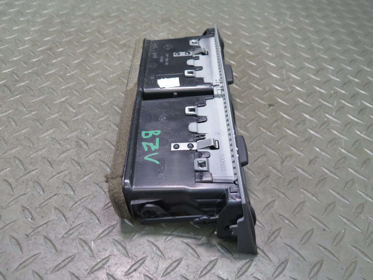 03-05 BMW E86 E85 Z4 Dash Center AC Heater Air Vent Black OEM