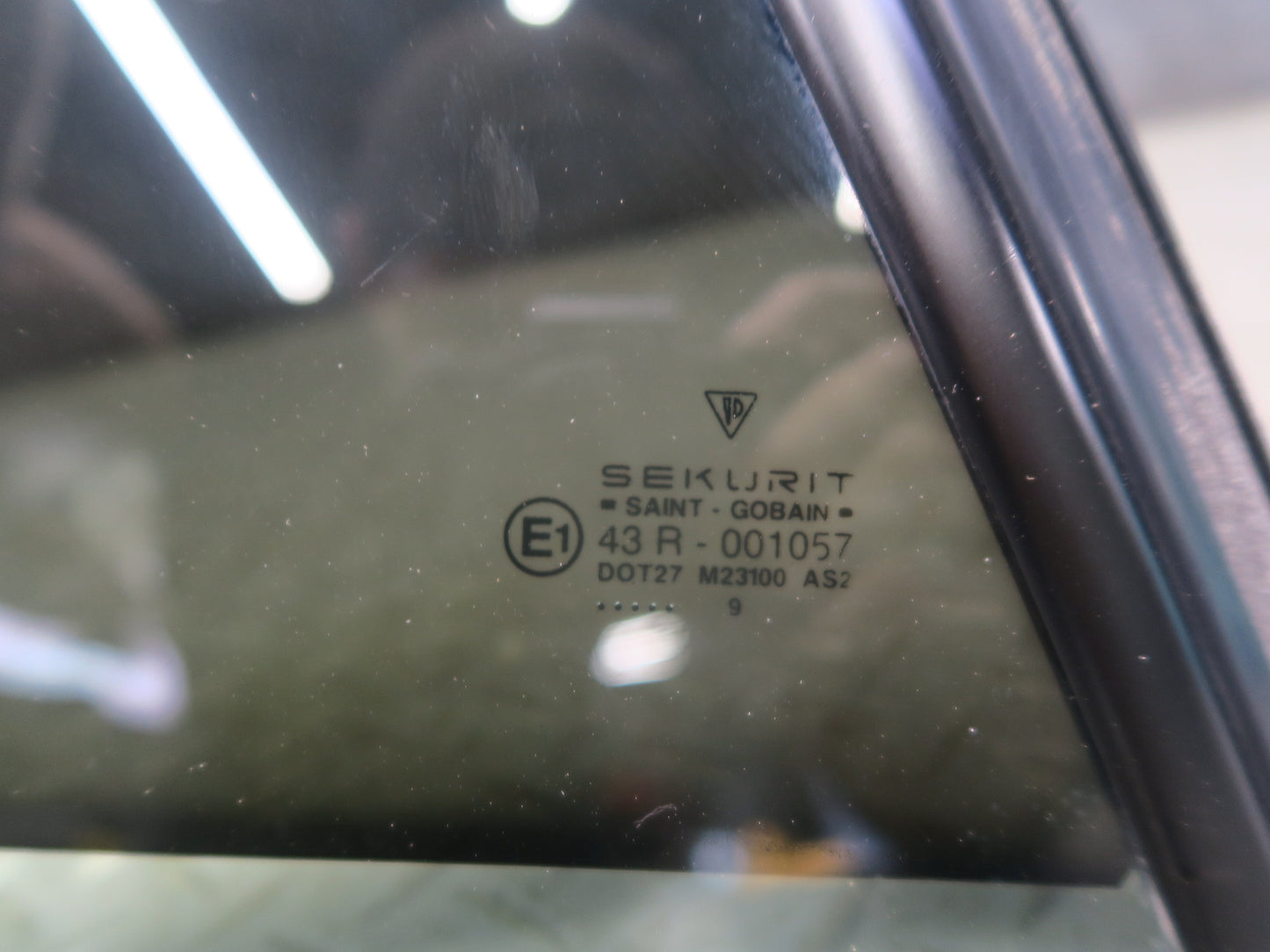 1999-2005 Porsche 911 996 Convertible Rear Right Quarter Glass Window