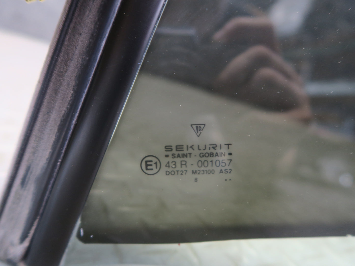 1999-2005 Porsche 911 996 Convertible Rear Left Quarter Glass Window