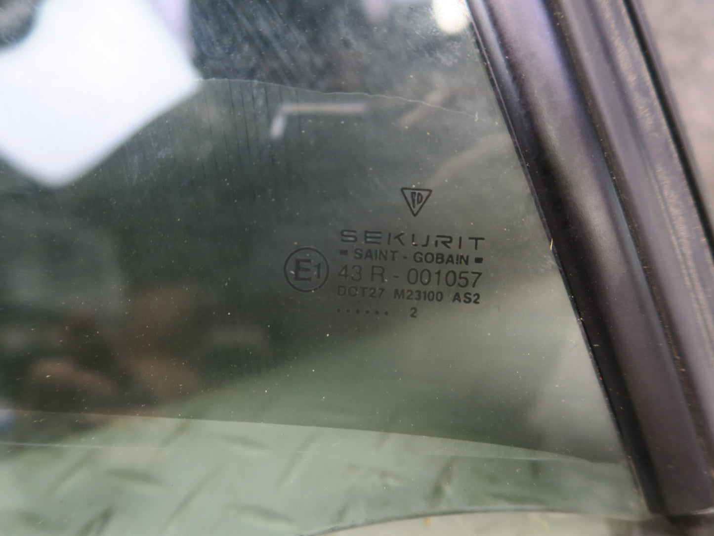 1999-2005 Porsche 911 Carrera 996 Convertible Rear Right Quarter Glass Window