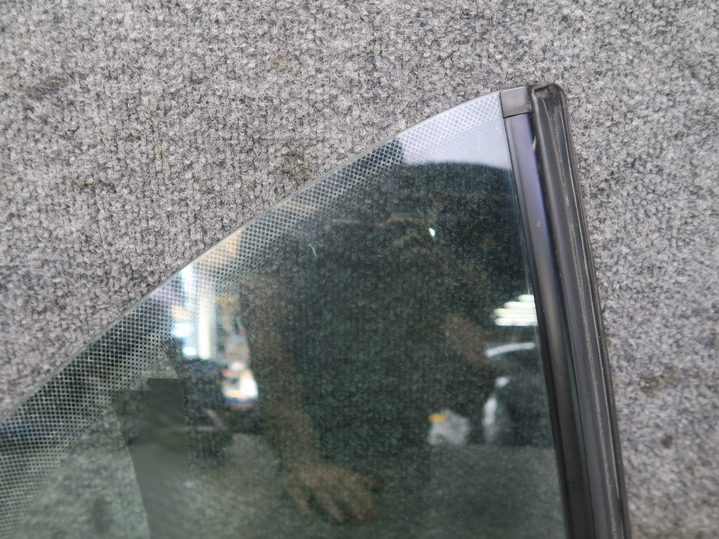 1999-2005 Porsche 911 Carrera 996 Convertible Rear Right Quarter Glass Window