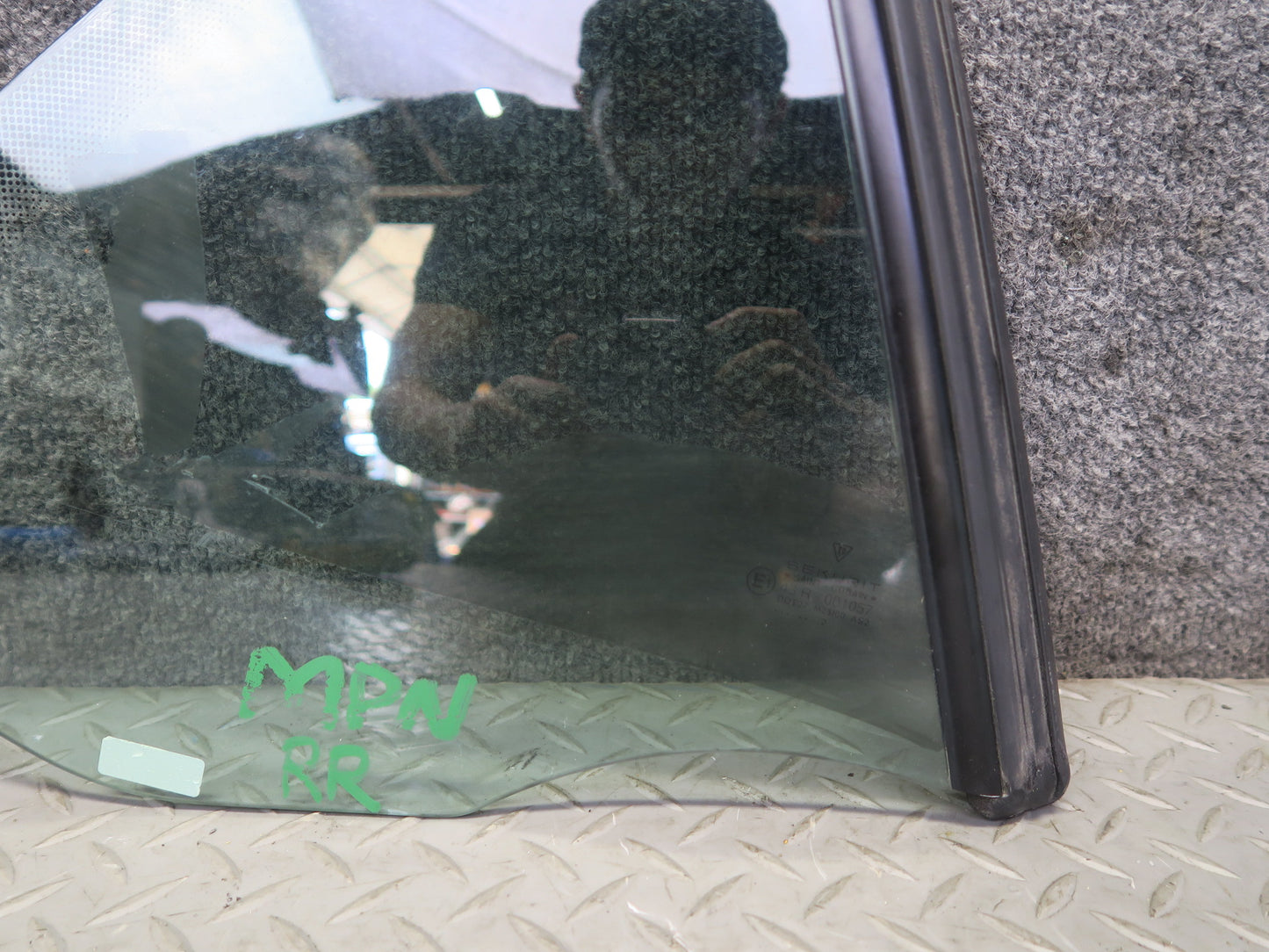 1999-2005 Porsche 911 Carrera 996 Convertible Rear Right Quarter Glass Window