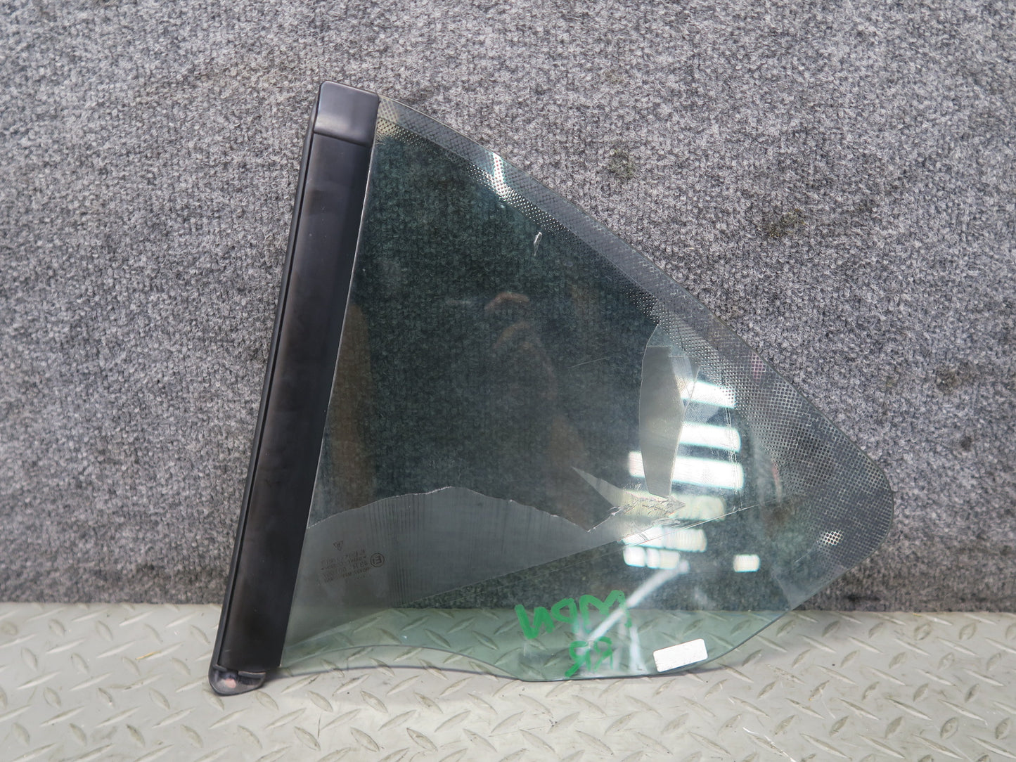 1999-2005 Porsche 911 Carrera 996 Convertible Rear Right Quarter Glass Window