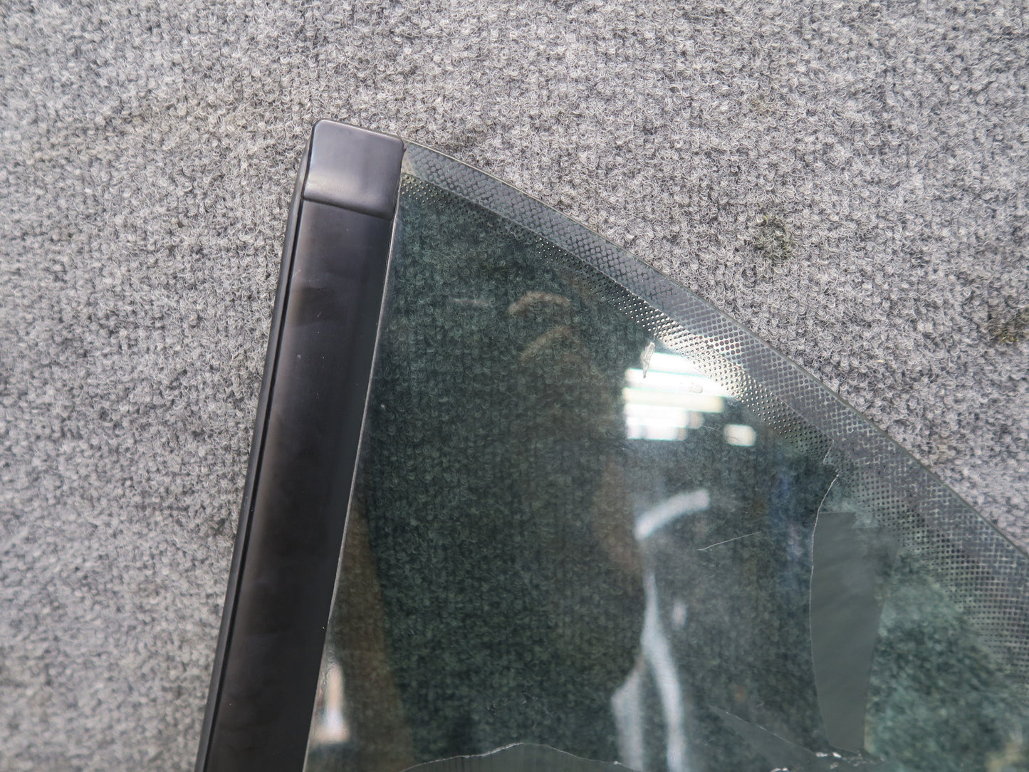 1999-2005 Porsche 911 Carrera 996 Convertible Rear Right Quarter Glass Window