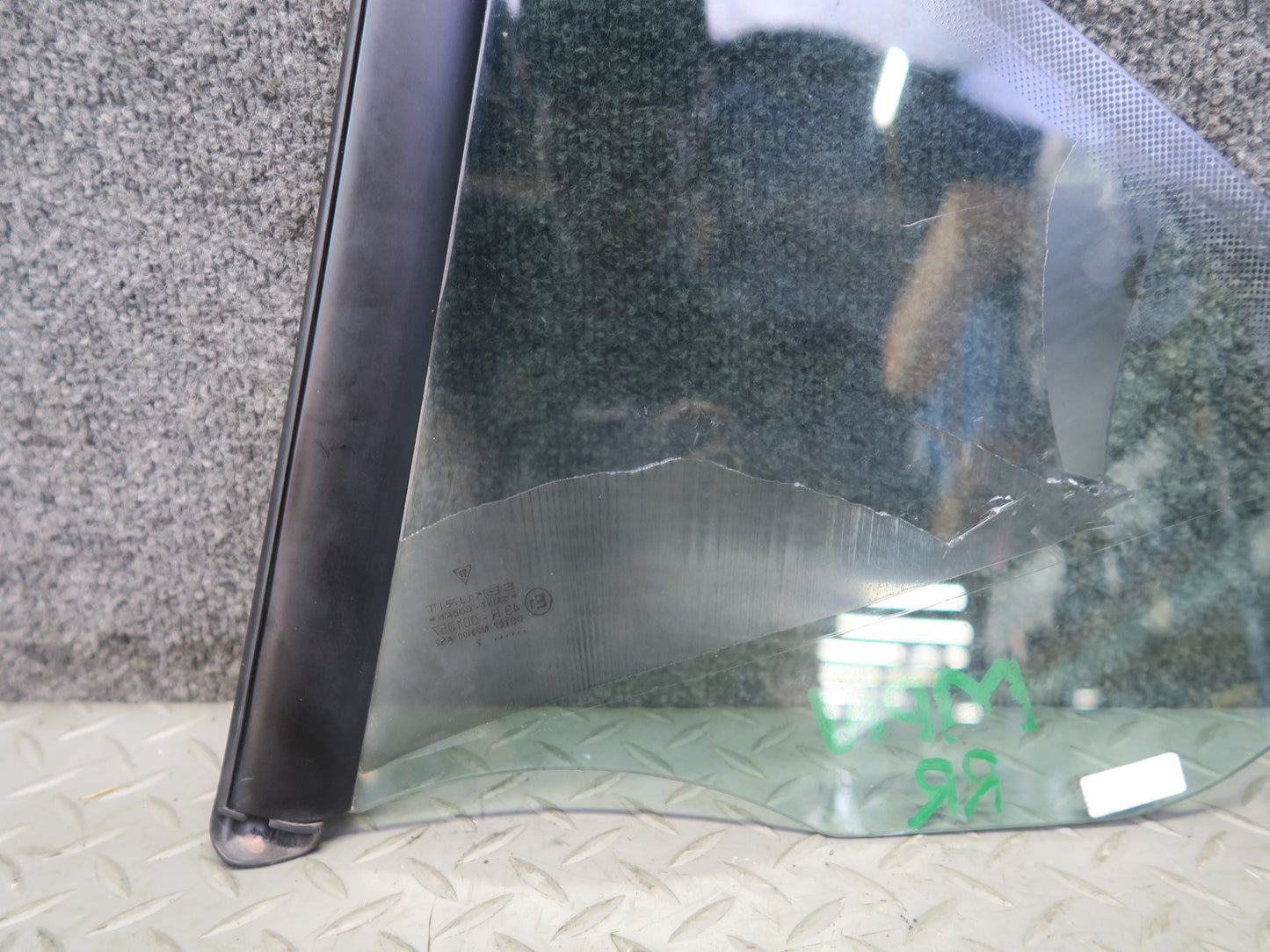 1999-2005 Porsche 911 Carrera 996 Convertible Rear Right Quarter Glass Window
