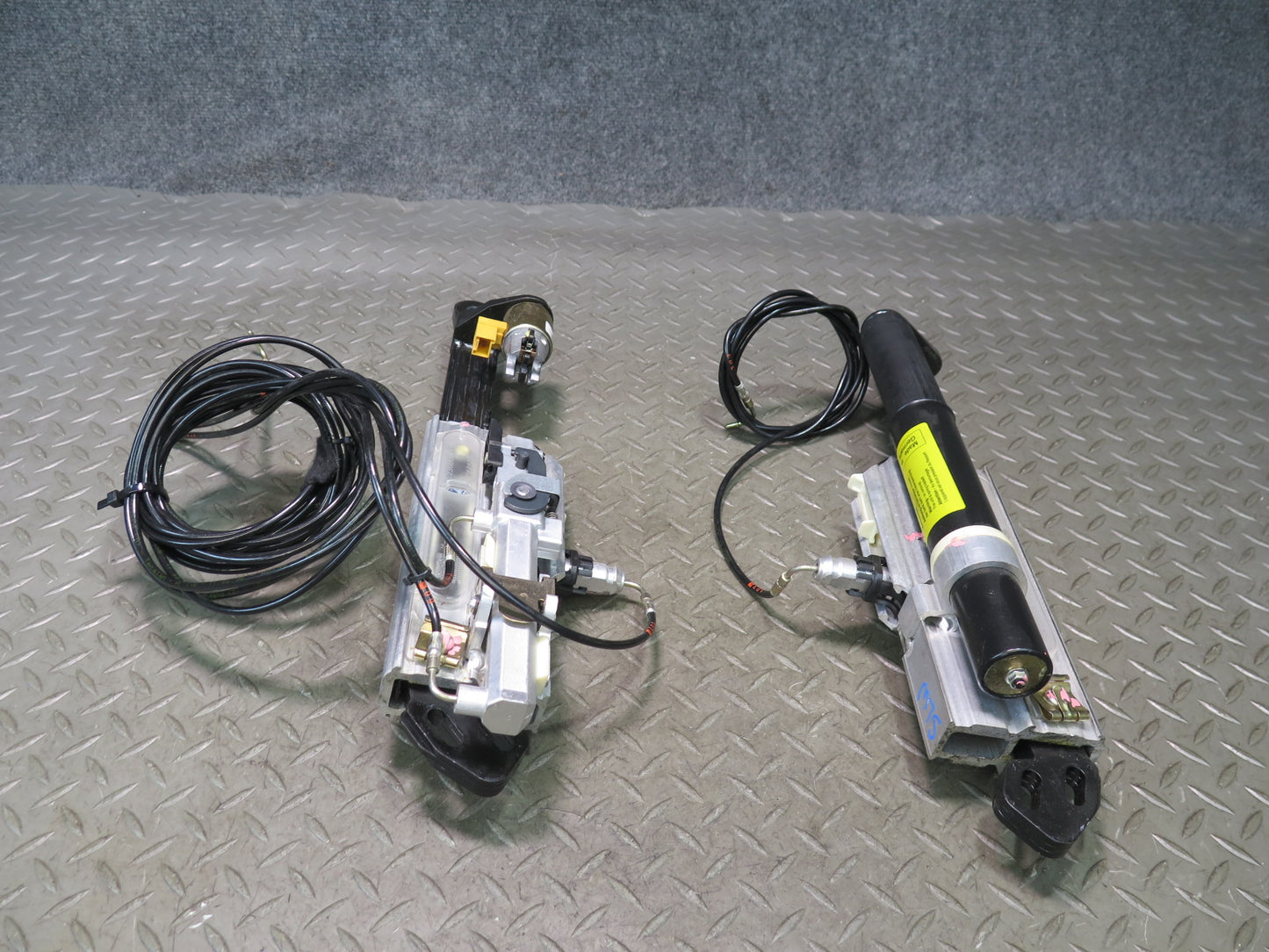 03-12 Mercedes R230 Sl-class Convertible Set of 2 Rear Pawl Cylinder Support OEM