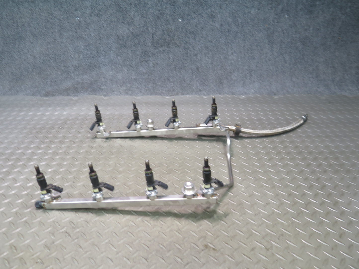 07-12 Mercedes R230 SL550 5.5L M273 Engine Fuel Rail w Injector 112K Miles OEM