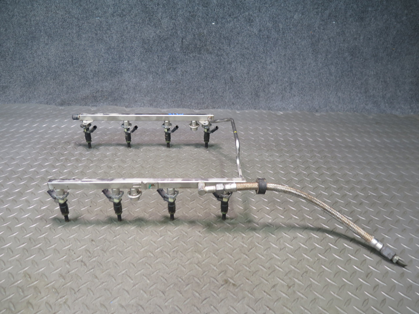 07-12 Mercedes R230 SL550 5.5L M273 Engine Fuel Rail w Injector 112K Miles OEM